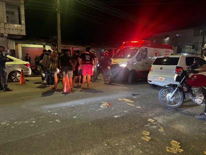 Jovens motociclistas sofrem ferimentos graves em colisão com caçamba na Cidade Nova