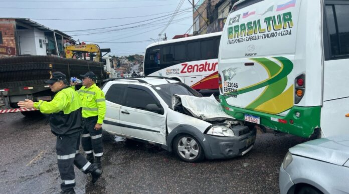 Acidente em Manaus envolve 6 veículos e deixa 5 feridos na Zona Leste
