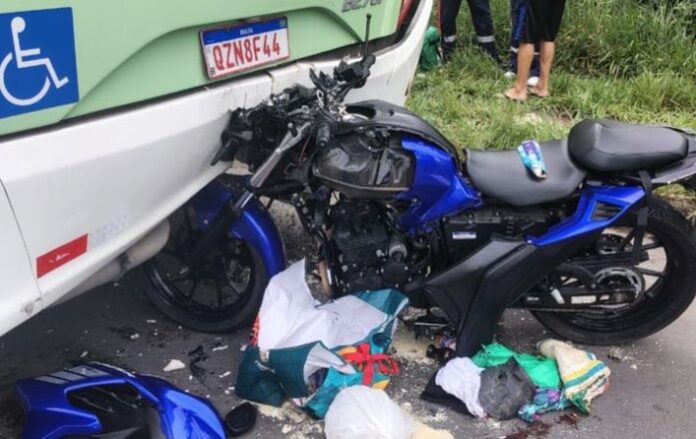 Tragédia na Avenida Torquato Tapajós: Mulher perde a vida em colisão de moto com ônibus parado