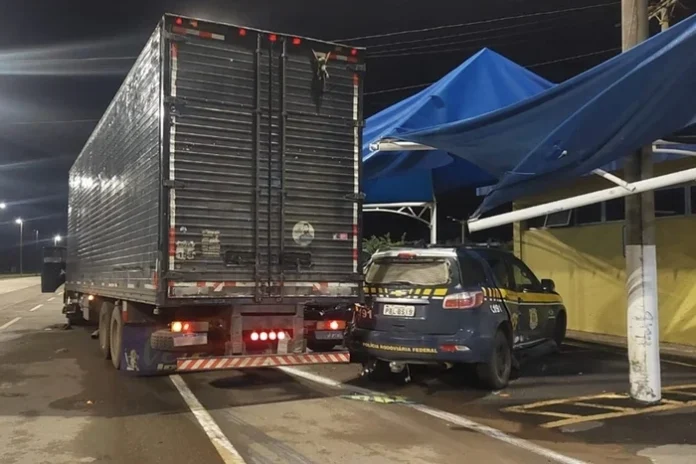 PF apura motorista que colidiu caminhão intencionalmente contra unidade da PRF