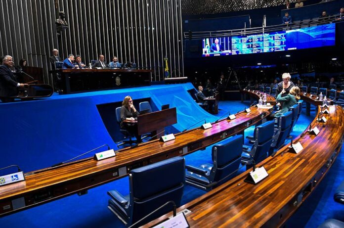 Senado autoriza monitoramento de agressores de mulheres com tornozeleiras eletrônicas