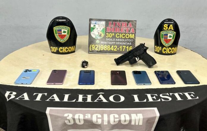 Trio detido em Manaus com celulares furtados e simulacro de arma após assalto na Zona Leste