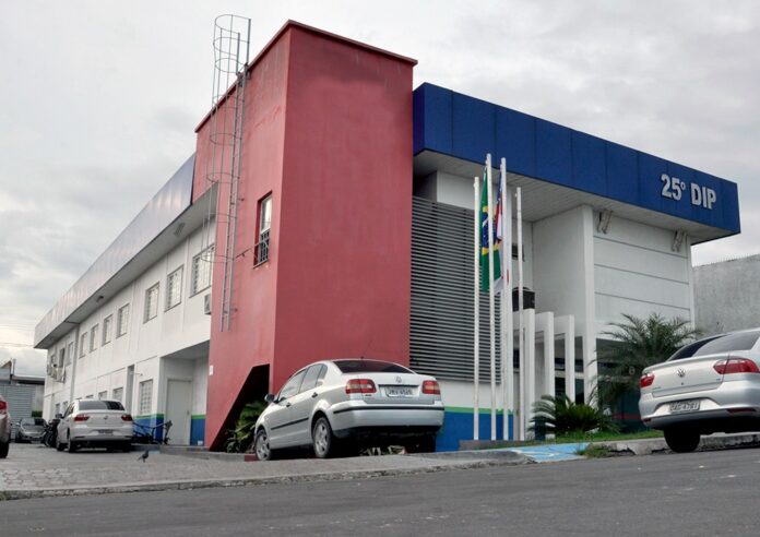 Mulher é detida por desvio superior a R$ 500 mil de empresas de moda em Manaus