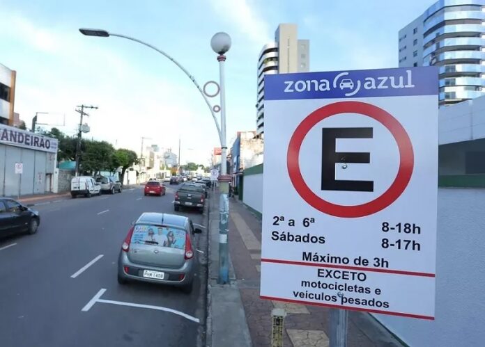 Zona Azul é advertida por ausência de sinalização em vagas para PcDs em Manaus