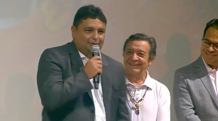 Caio André comete gafe ao confundir presidentes de bois durante lançamento do Festival de Parintins