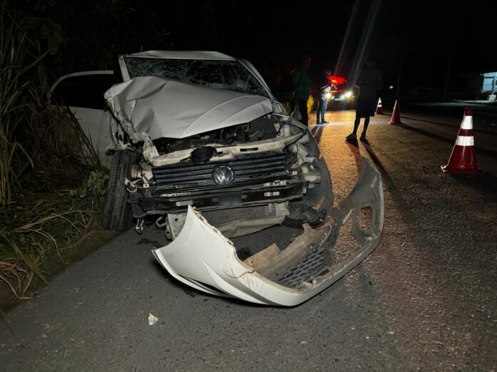 Colisão entre carreta e táxi na AM-010 resulta em feridos, incluindo criança