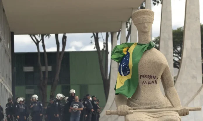 Moraes Autoriza Regime Domiciliar para Mulher Acusada de Pichar Estátua no STF