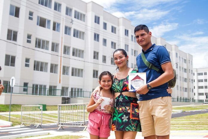 Famílias do Amazonas Meu Lar Recebem Chaves de Seus Novos Apartamentos