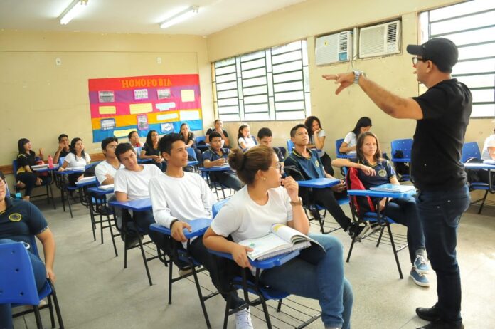 Educação no Amazonas: Desafios Enfrentados por Educadores, Famílias e Governantes