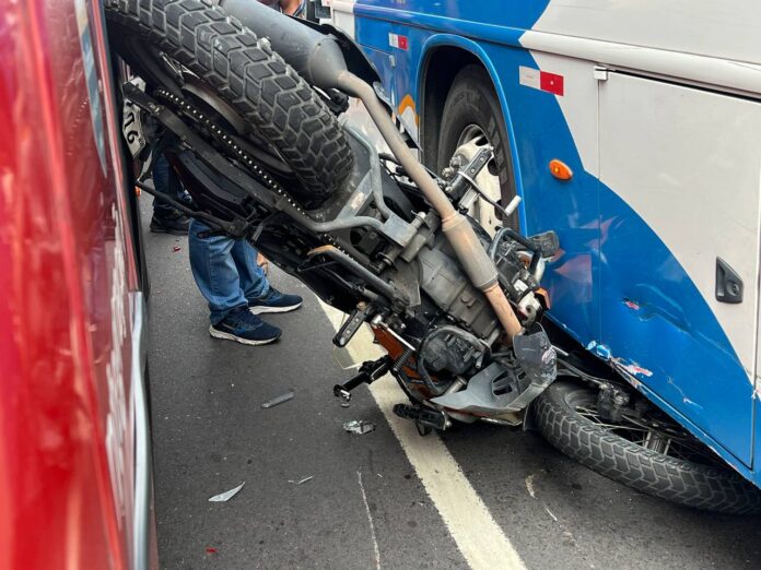 Motociclista Escapa Ileso de Acidente Impressionante com Dois Ônibus em Manaus
