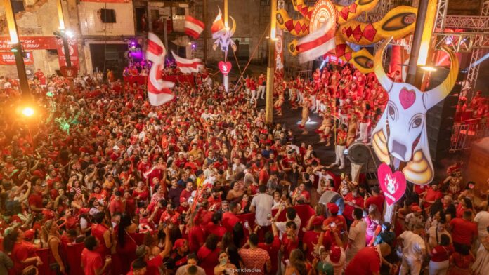 Notícias do Amazonas Batucada do Garantido em Manaus: Uma Experiência Cultural Inigualável com Pajé para uma Noite Tribal Memorável