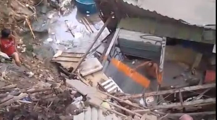 Notícias do Amazonas Casa à beira de igarapé desaba após chuvas em Manaus, deixando feridos