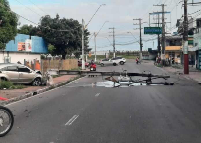 Notícias do Amazonas Colisão com Poste em Djalma Batista Causa Grande Congestionamento na Região