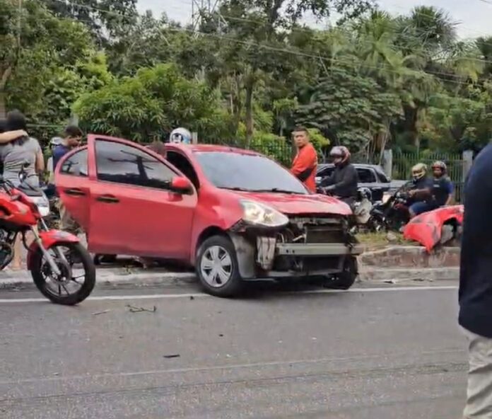 Notícias do Amazonas Colisão entre carreta e carro resulta em ferimentos de mulher na Avenida Rodrigo Otávio