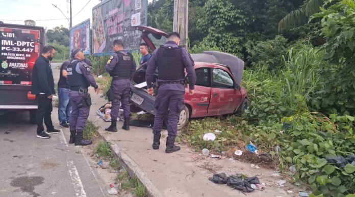 Notícias do Amazonas Colisão Fatal com Poste na Avenida das Torres Causa Trágica Perda de Motorista
