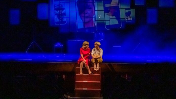 Notícias do Amazonas Comédia “Simples Assim” Brilha em Sua Estreia no Teatro Amazonas com Julia Lemmertz