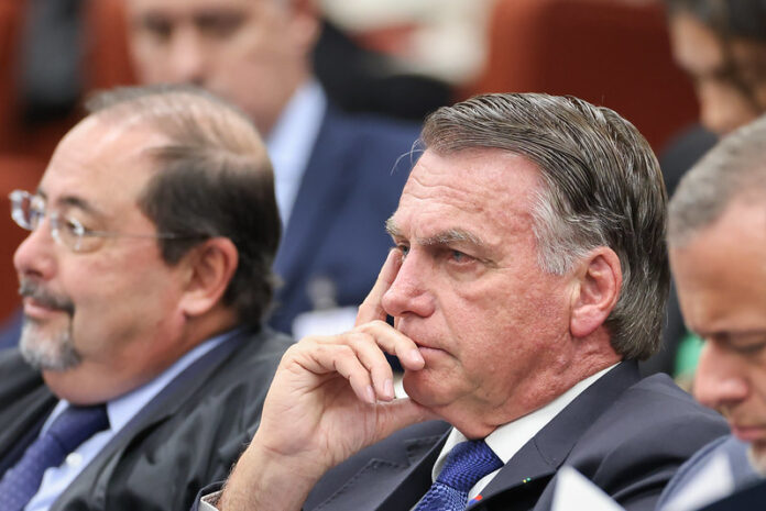 Notícias do Amazonas Defesa de Bolsonaro Argumenta que Acusações Carecem de Especificidade Durante Julgamento no STF