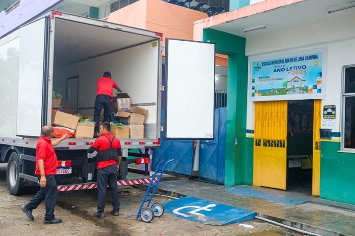 Notícias do Amazonas Escolas de Manaus recebem 234 toneladas de alimentos frescos da agricultura familiar para merenda escolar saudável