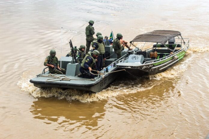 Notícias do Amazonas Marinha do Brasil detém dupla e confisca embarcação, armamento e munições no Rio Madeira