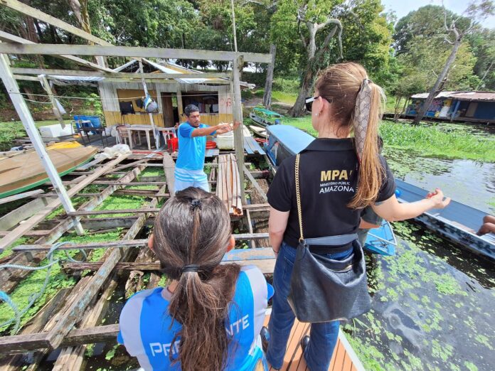 Notícias do Amazonas Ministério Público supervisiona a remoção de flutuantes no Tarumã-Açu