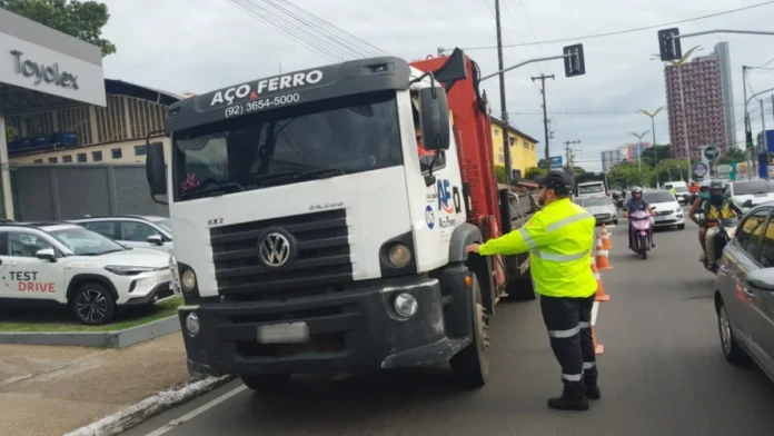 Notícias do Amazonas Monitoramento Abrangente do Tráfego de Veículos Pesados na Avenida Constantino Nery: Uma Análise Profunda