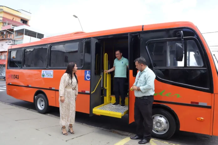Notícias do Amazonas Novo ônibus é apresentado em Manaus para o serviço ‘TransPorta
