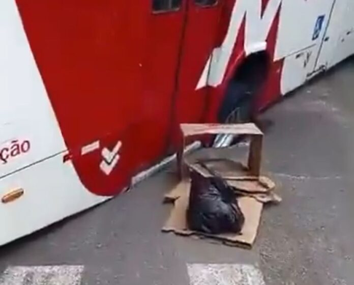 Notícias do Amazonas Ônibus despenca em buraco camuflado por papelão na zona norte de Manaus