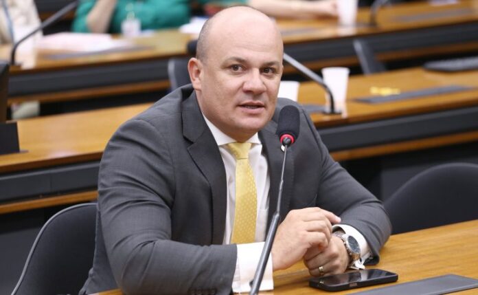 Notícias do Amazonas Projeto propõe demissão automática de servidores condenados por estupro de vulnerável