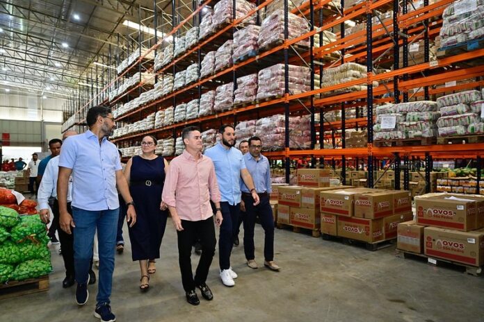 David Almeida supervisiona a logística e a qualidade da alimentação escolar em Manaus