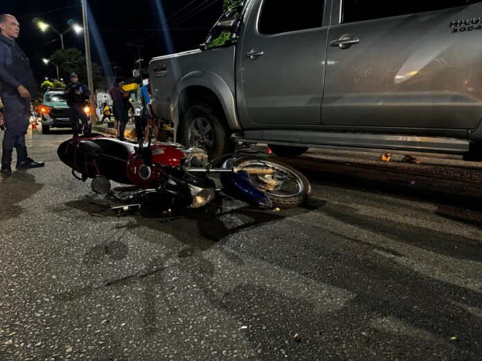 Colisão entre Hilux e motocicleta resulta em jovem ferido na Alameda Cosme Ferreira