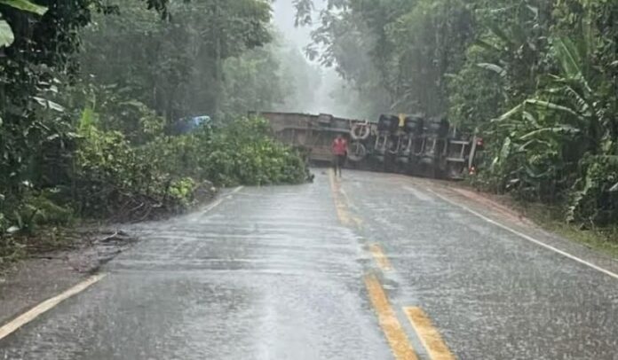 Motorista sofre ferimentos após tombamento de caminhão em reserva indígena na BR-174