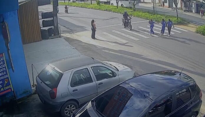 Estudante é atingida por motocicleta ao cruzar faixa de pedestres em Manaus