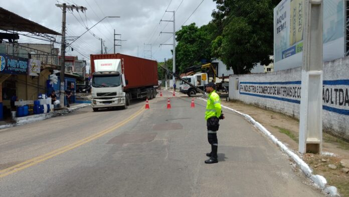 Manaus enfrenta dois acidentes com carretas em menos de duas horas