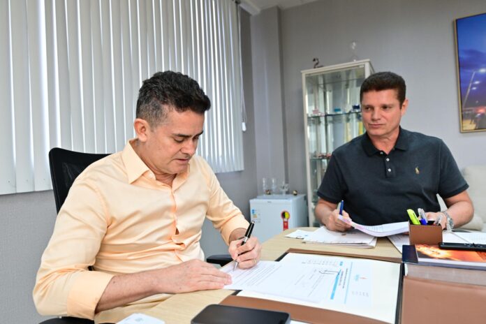 Prefeito de Manaus divulga aumento salarial para servidores e integração de informações administrativas