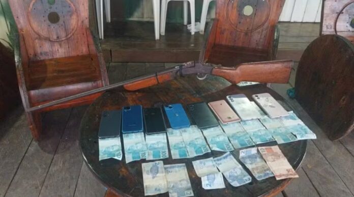 Suspeito é morto em confronto com a polícia durante assalto a pousada no Amazonas; três são detidos