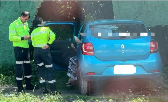 Veículo Sandero bate em muro do Inpa, causando danos à estrutura em Manaus