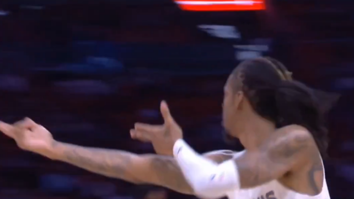 Ja Morant, estrela da NBA, recebe multa de R$ 375 mil por gesto de arma durante jogo contra o Miami Heat