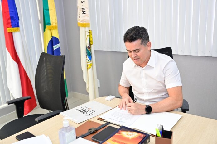 David Almeida formaliza 403 processos de regularização fundiária em Manaus
