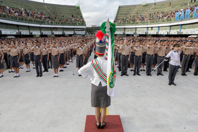 Mais de 2,5 mil estudantes dos Colégios Militares da PM são agraciados com boina escolar em Manaus