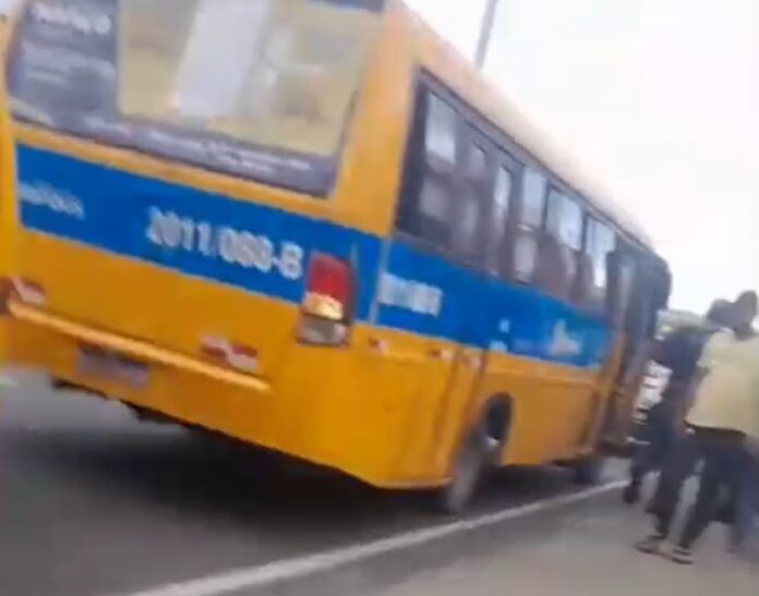 Motoristas de ‘Amarelinhos’ se enfrentam em briga durante discussão em Manaus
