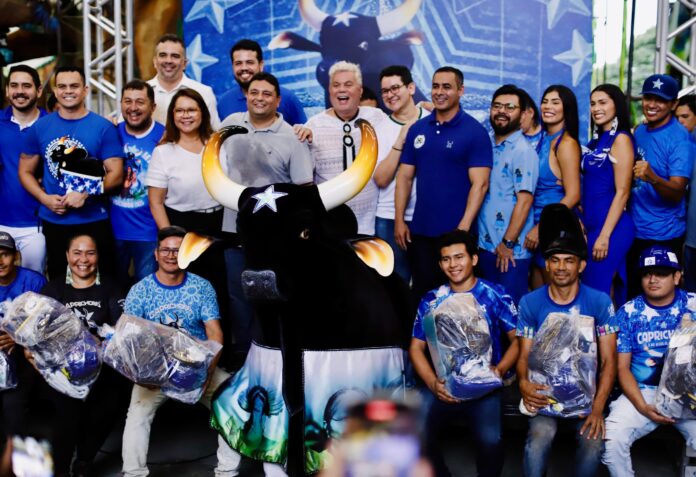 Milton Cunha exalta a essência do Festival de Parintins ao visitar o galpão do Boi Caprichoso: “Vocês são a alma da festa
