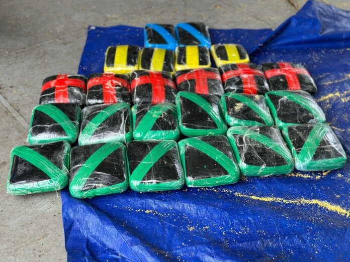 Polícia Militar do Amazonas captura 36 quilos de drogas disfarçadas em sacos de farinha durante operação em Coari
