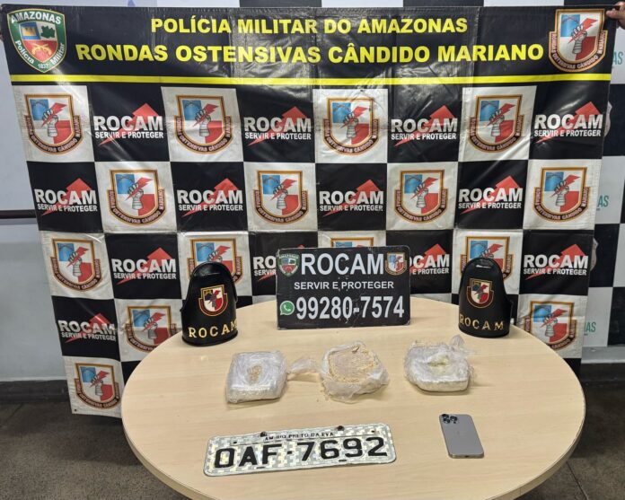 Motorista colide com árvore e escapa após fuga em perseguição policial em Manaus