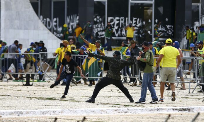 A pesquisa revela que a maioria da população se opõe à anistia dos participantes da invasão de Brasília em 8 de janeiro