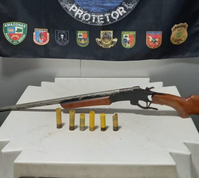 Polícia Militar do Amazonas captura arma de fogo em propriedade usada por piratas fluviais em Barcelos