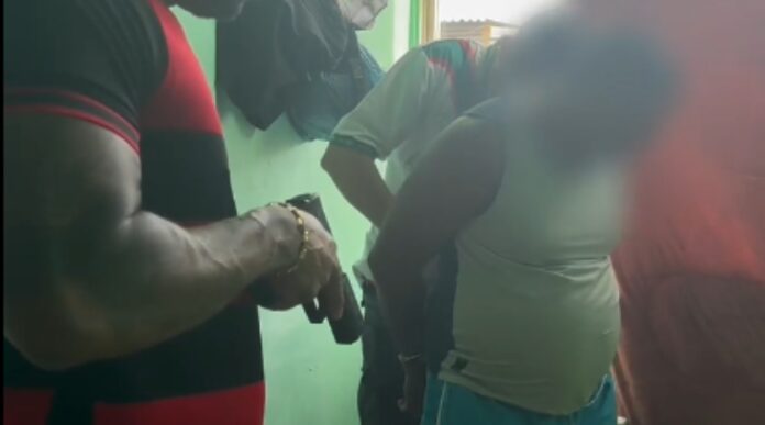 Homem de 54 anos é preso por estuprar adolescente em barco e tentar suborná-la com R$ 50 no Amazonas