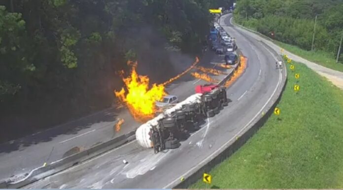 Carreta carregada de etanol tomba e provoca incêndio que atinge 24 veículos na BR-101