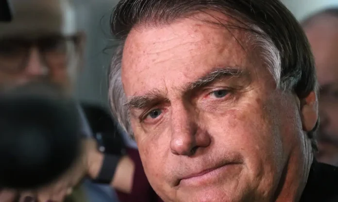 Bolsonaro permanece internado na UTI sem data definida para alta após cirurgia complexa