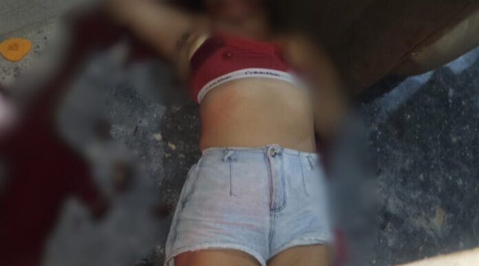 Mulher é morta a tiros em sua residência após ser chamada por dois homens em Manaus