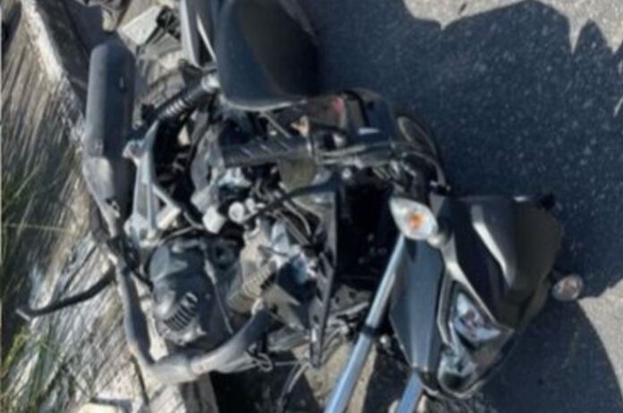 Mulher sofre fraturas nas pernas após acidente entre carro e moto em Manaus